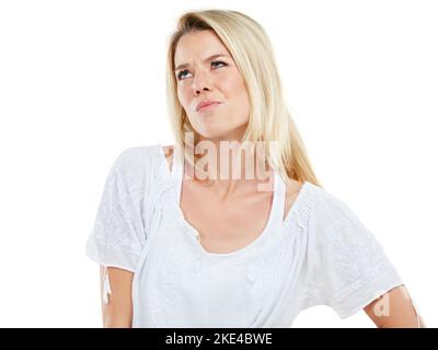 Pourquoi doit-il être si compliqué ? Photo studio d'une jeune femme à l'aspect confus sur fond blanc. Banque D'Images