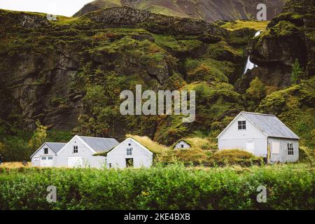 Vue typique des maisons en gazon dans la campagne islandaise Banque D'Images