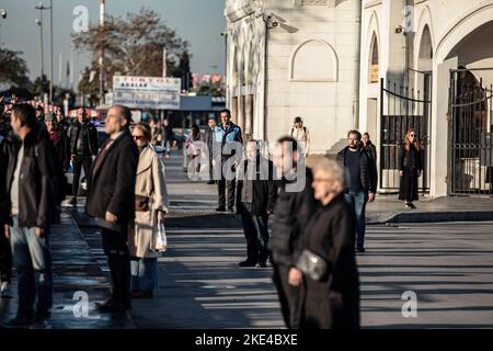 Istanbul, Turquie. 10th novembre 2022. Les gens se tiennent en silence à 9:05 le temps de la mort de Mustafa Kemal Ataturk à Istanbul. Les gens commémorent le 84th anniversaire de la mort de Mustafa Kemal Ataturk, le fondateur de la République turque à Istanbul et autour des quais de Kadikoy. Crédit : SOPA Images Limited/Alamy Live News Banque D'Images