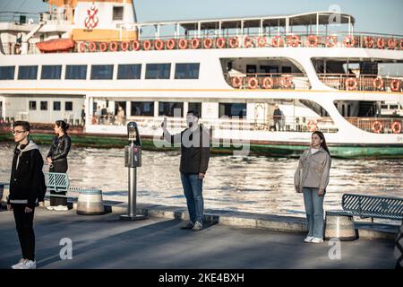 Istanbul, Turquie. 10th novembre 2022. Les gens se tiennent en silence à 9:05 le temps de la mort de Mustafa Kemal Ataturk à Istanbul. Les gens commémorent le 84th anniversaire de la mort de Mustafa Kemal Ataturk, le fondateur de la République turque à Istanbul et autour des quais de Kadikoy. Crédit : SOPA Images Limited/Alamy Live News Banque D'Images