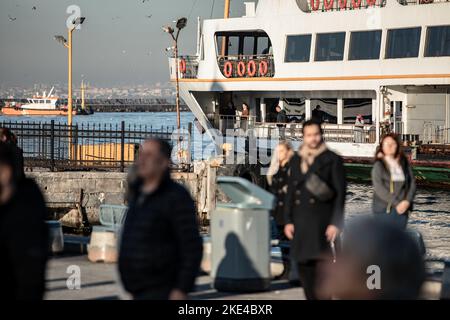 Istanbul, Turquie. 10th novembre 2022. Les gens se tiennent en silence à 9:05 le temps de la mort de Mustafa Kemal Ataturk à Istanbul. Les gens commémorent le 84th anniversaire de la mort de Mustafa Kemal Ataturk, le fondateur de la République turque à Istanbul et autour des quais de Kadikoy. Crédit : SOPA Images Limited/Alamy Live News Banque D'Images