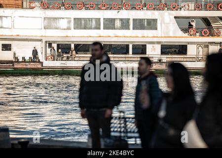 Istanbul, Turquie. 10th novembre 2022. Les gens se tiennent en silence à 9:05 le temps de la mort de Mustafa Kemal Ataturk à Istanbul. Les gens commémorent le 84th anniversaire de la mort de Mustafa Kemal Ataturk, le fondateur de la République turque à Istanbul et autour des quais de Kadikoy. Crédit : SOPA Images Limited/Alamy Live News Banque D'Images