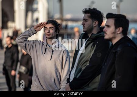 Istanbul, Turquie. 10th novembre 2022. Un soldat salue lors de la commémoration de la mort de Mustafa Kemal Ataturk à Istanbul. Les gens commémorent le 84th anniversaire de la mort de Mustafa Kemal Ataturk, le fondateur de la République turque à Istanbul et autour des quais de Kadikoy. Crédit : SOPA Images Limited/Alamy Live News Banque D'Images