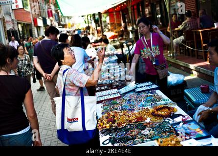 Montréal, Québec, Canada - 22 août 2009 : une femme chinoise fait du shopping dans un marché ouvert dans une rue du quartier chinois de Montréal par une belle journée d'été. Banque D'Images