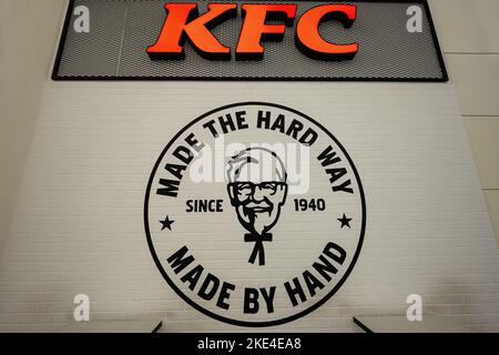 Lviv, Ukraine - 09 octobre 2022 : logo KFC, Kentucky Fried Chicken. Fait le dur chemin, fait à la main. Banque D'Images