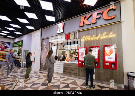 Lviv, Ukraine - 09 octobre 2022 : les gens achètent du poulet frit dans Un restaurant local de poulet frit du Kentucky. Banque D'Images