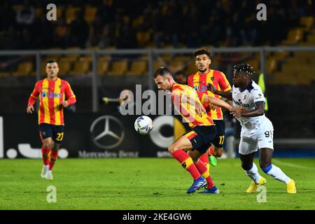 Marin Pongracic, défenseur de Lecce, et Duvan Zapata, avant d'Atalanta, pendant le championnat italien Serie Un match de football entre US Lecce et Atalanta BC sur 9 novembre 2022 à Stadio via del Mare â&#X80;&#x9c;Ettore Giardineroâ&#X80;&#x9d; à Lecce, Italie - photo: Marco/LiveVerri/DPPI Banque D'Images