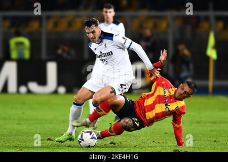 Nadir Zortea, défenseur d'Atalanta, et Gabriel Strefezza, avant de Lecce, pendant le championnat italien Serie Un match de football entre US Lecce et Atalanta BC sur 9 novembre 2022 à Stadio via del Mare â&#X80;&#x9c;Ettore Giardineroâ&#X80;&#x9d; à Lecce, Italie - photo: Marco/Verri/DPPI/LiveMedia Banque D'Images