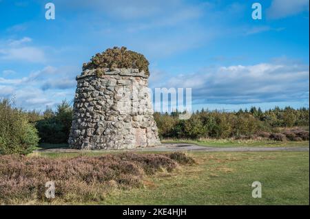 L'image est de la Cairn du monument commémoratif de Culloden Moor aux Highlanders qui ont péri sur le champ de bataille de Culloden Moor i 1746 Banque D'Images