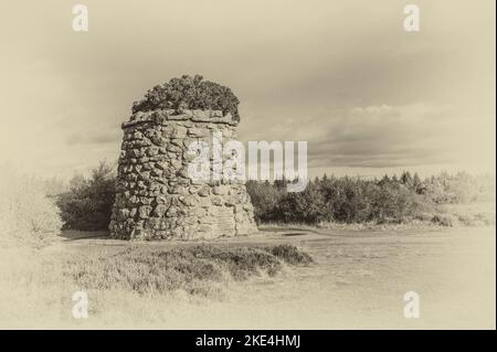 L'image est de la Cairn du monument commémoratif de Culloden Moor aux Highlanders qui ont péri sur le champ de bataille de Culloden Moor i 1746 Banque D'Images