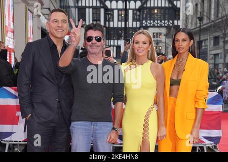 Photo du dossier en date du 20/1/2020 des juges (de gauche à droite) David Walliams, Simon Cowell, Amanda Holden et Alesha Dixon arrivent pour les auditions de Got Talent tenues au London Palladium, Soho à Londres. Walliams s'est excusé d'avoir fait des « commentaires irrespectueux » à propos des concurrents pendant les pauses dans le tournage du spectacle de talents ITV. Le comédien, 51 ans, aurait été enregistré en faisant des remarques dérogatoires et des commentaires sexuellement explicites sur les participants qui audiraient pour le spectacle au London Palladium en janvier 2020. Date de publication : jeudi 10 novembre 2022. Banque D'Images