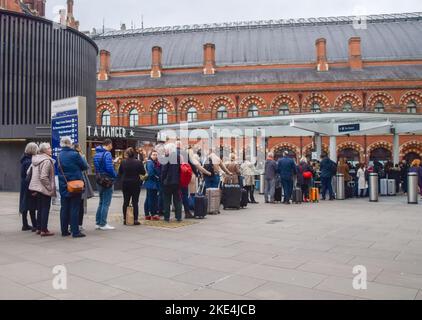 Londres, Royaume-Uni. 10th novembre 2022. D'énormes files d'attente pour les taxis se forment devant la gare de King's Cross, une autre grève du métro de Londres perturbe les déplacements dans la capitale. Credit: Vuk Valcic/Alamy Live News Banque D'Images