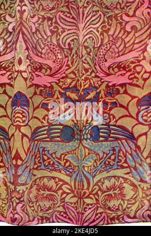 « Peacock & Dragon », 1878. Tissu en laine conçu par William Morris. Produit par Morris & Co. William Morris (1834-1896) est un designer, artiste et écrivain anglais de textile. L'éminent socialiste était étroitement associé à la Fraternité pré-Raphaelite et au mouvement des arts et métiers d'art anglais. Banque D'Images