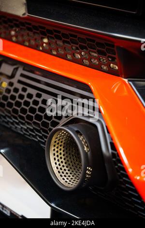 Gros plan du tuyau d'échappement arrière d'une voiture de sport. Banque D'Images