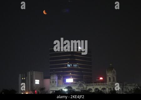 Kolkata, Bengale occidental, Inde. 8th novembre 2022. La 'Lune de sang' est vue derrière une lumière de rue pendant une éclipse lunaire totale à Kolkata sur 8 novembre 2022. (Credit image: © Dipa Chakraborty/Pacific Press via ZUMA Press Wire) Banque D'Images