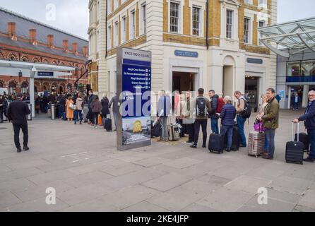 Londres, Royaume-Uni. 10th novembre 2022. D'énormes files d'attente pour les taxis se forment devant la gare de King's Cross, une autre grève du métro de Londres perturbe les déplacements dans la capitale. Credit: Vuk Valcic/Alamy Live News Banque D'Images