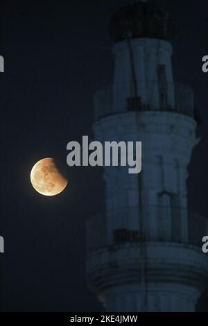 Kolkata, Bengale occidental, Inde. 8th novembre 2022. La « Lune du sang » est vue derrière le monument emblématique de la ville lors d'une éclipse lunaire totale à Kolkata sur 8 novembre 2022. (Credit image: © Dipa Chakraborty/Pacific Press via ZUMA Press Wire) Banque D'Images