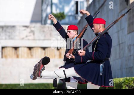 Athènes, Grèce. 10th novembre 2022. Changement des gardes d'Evzoni au Mémorial du Soldat inconnu en dehors du Parlement grec. (Credit image: © Giannis Papanikos/ZUMA Press Wire) Banque D'Images