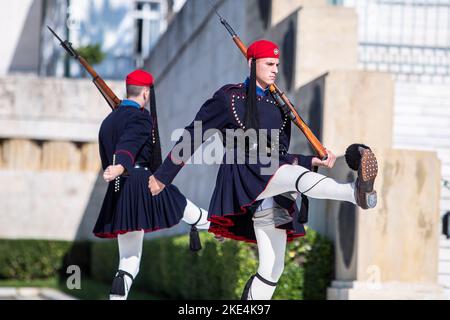 Athènes, Grèce. 10th novembre 2022. Changement des gardes d'Evzoni au Mémorial du Soldat inconnu en dehors du Parlement grec. (Credit image: © Giannis Papanikos/ZUMA Press Wire) Banque D'Images