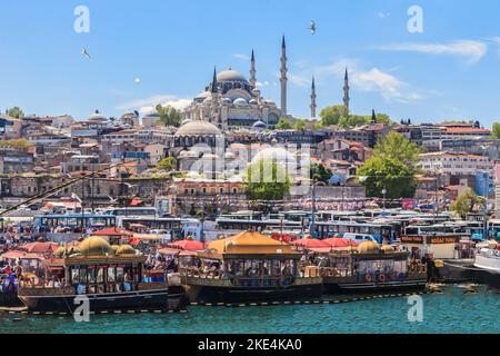 Panorama de la ville de Fatih à Istanbul avec la mosquée Rüstem Pasha photographiée pendant la journée dans un ciel bleu en mai 2016 Banque D'Images