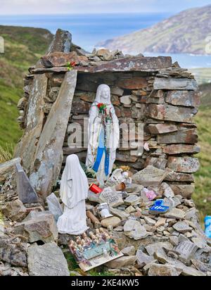 Sanctuaire de Saint Eigne au sommet du trou de Mamore sur la voie de l'Atlantique sauvage, Urris Hills, comté de Donegal, Irlande Banque D'Images