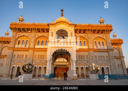 Le front ouest du nouveau Sikh Gurdwara à Gravesend Kent, au coucher du soleil Banque D'Images