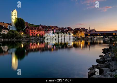 Büren A.A en Suisse un soir d'été après le coucher du soleil Banque D'Images