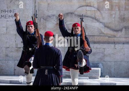 Athènes, Grèce. 10th novembre 2022. Changement des gardes d'Evzoni au Mémorial du Soldat inconnu en dehors du Parlement grec. (Credit image: © Giannis Papanikos/ZUMA Press Wire) Banque D'Images