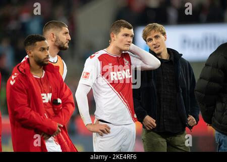 Déçu Koelner après le coup de sifflet final devant la courbe sud, Linton MAINA (K), Luca KILIAN (K), Timo HUEBERS, Hubers (K), Déçu, déçu, déception, déception Soccer 1. Bundesliga, 14th jour de match, FC Cologne (K) - Bayer Leverkusen (LEV) 1: 2 sur 9 novembre 2022 à Koeln/ Allemagne. #La réglementation DFL interdit toute utilisation de photographies comme séquences d'images et/ou quasi-vidéo # Banque D'Images