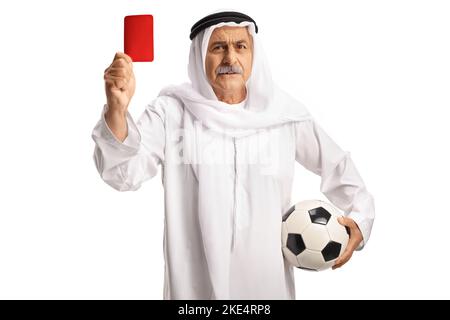Arngry aab homme dans des vêtements ethniques tenant un football et montrant une carte rouge isolée sur fond blanc Banque D'Images