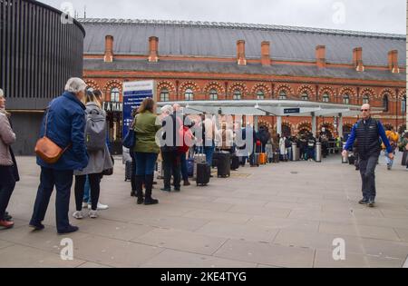 Londres, Royaume-Uni. 10th novembre 2022. D'énormes files d'attente pour les taxis se forment devant la gare de King's Cross, une autre grève du métro de Londres perturbe les déplacements dans la capitale. Credit: Vuk Valcic/Alamy Live News Banque D'Images