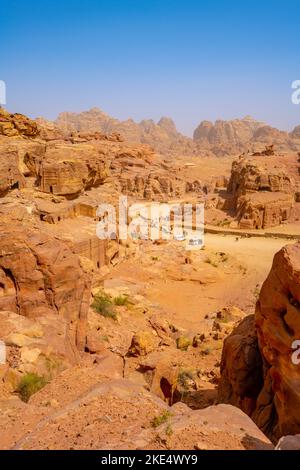 Vue sur la rue des façades en direction du théâtre de Petra Jordan Banque D'Images