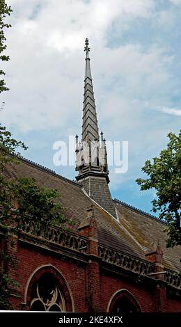 Steeple, Highgate School Chapel, Highgate School (1565), Highgate, Londres, ROYAUME-UNI. Highgate, l'une des banlieues les plus chères de Londres, était à l'origine un vill Banque D'Images