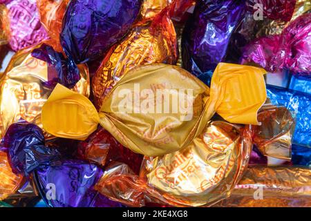 Nouveau papier d'emballage recyclable à base de cire Quality Street Banque D'Images