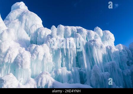Une belle vue d'une immense formation de glace contre le ciel bleu clair par jour de forte luminosité Banque D'Images