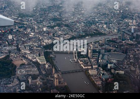 Vue aérienne du chemin de vol de Londres le long de la Tamise vers l'aéroport d'Heathrow. Banque D'Images