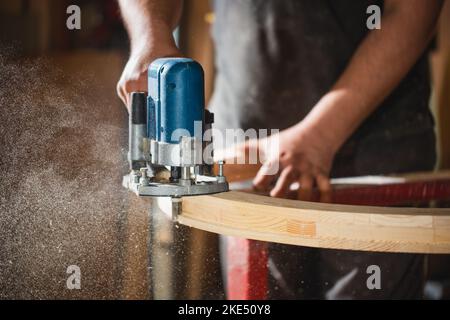 Menuiserie concept de bois, travail du bois et fabrication de meubles, menuisier professionnel coupant du bois dans la menuiserie, concept industriel Banque D'Images