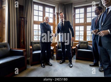 2022-11-10 13:06:09 le Premier ministre néerlandais Mark Rutte (R) rencontre le président italien Sergio Mattarella dans son bureau (le Torentje) à la Haye, aux pays-Bas, au 10 novembre 2022. Le président italien effectue une visite d'État de trois jours aux pays-Bas. ANP REMKO DE WAAL pays-bas hors - belgique hors Banque D'Images