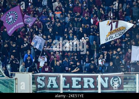 Florence, Italie. 09th novembre 2022. Les partisans de la Salernitana américaine pendant la série Un match entre Fiorentina et la Salernitana américaine 1919 au Stadio Artemio Franchi, Florence, Italie, le 9 novembre 2022. Credit: Giuseppe Maffia/Alay Live News Banque D'Images