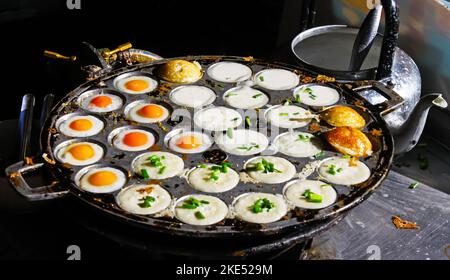 L'alimentation de rue thaï à Chiang Mai avec les œufs et la noix de coco crêpes pudding Banque D'Images