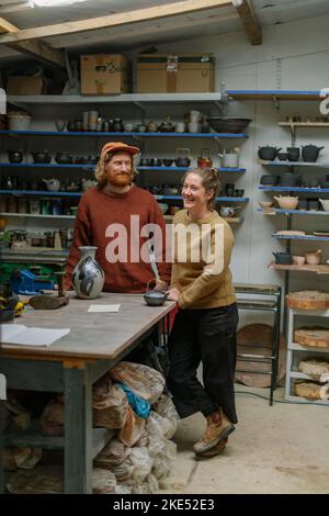 Photo de Jim Wileman - Pop Wilkinson et Jez Anderson, qui font des pots de roue collaboratifs, photographiés dans leur studio, Welcombe, North Devon. Banque D'Images