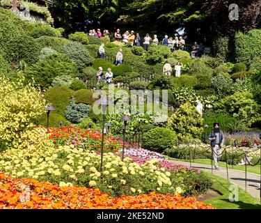 Touristes regardant vers le bas dans le magnifique jardin botanique en contrebas à Butchart Gardens près de Victoria, Colombie-Britannique, Canada. Banque D'Images