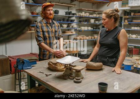 Photo de Jim Wileman - Pop Wilkinson et Jez Anderson, qui font des pots de roue collaboratifs, photographiés dans leur studio, Welcombe, North Devon. Banque D'Images