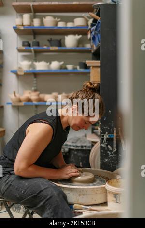 Photo de Jim Wileman - Pop Wilkinson et Jez Anderson, qui font des pots de roue collaboratifs, photographiés dans leur studio, Welcombe, North Devon. Banque D'Images