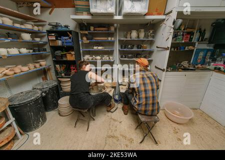 Photo de Jim Wileman - Pop Wilkinson et Jez Anderson, qui font des pots de roue collaboratifs, photographiés dans leur studio, Welcombe, North Devon. Banque D'Images