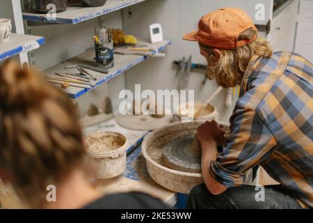 Photo de Jim Wileman - Pop Wilkinson et Jez Anderson, qui font des pots de roue collaboratifs, photographiés dans leur studio, Welcombe, North Devon. Banque D'Images