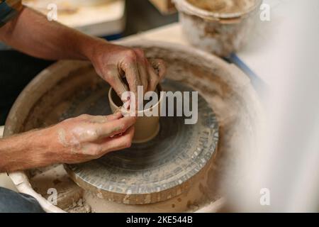 Photo de Jim Wileman - Pop Wilkinson et Jez Anderson, qui font des pots de roue collaboratifs, photographiés dans leur studio, Welcombe, North Devon. Banque D'Images