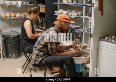 Photo de Jim Wileman - Pop Wilkinson et Jez Anderson, qui font des pots de roue collaboratifs, photographiés dans leur studio, Welcombe, North Devon. Banque D'Images