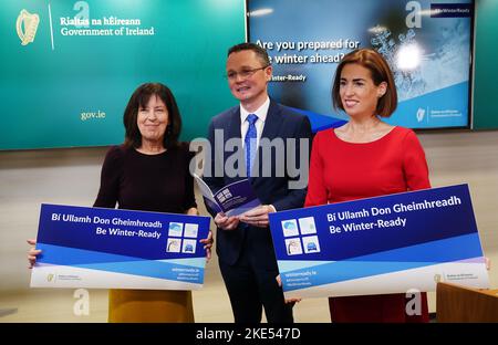 Chef de la prévision chez met Eireann Evelyn Cusack (à gauche), avec le ministre d'État responsable du Bureau des travaux publics Patrick O'Donovan (au centre), Et ministre d'État responsable des transports internationaux et routiers et de la logistique Hildegarde Naughton, lors du lancement de la campagne d'information Be Winter Ready 2022-2023 au Bureau de la planification d'urgence à Dublin. Date de la photo: Jeudi 10 novembre 2022. Banque D'Images