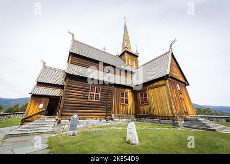 Une belle église de rive en bois en Norvège avec un cimetière autour Banque D'Images